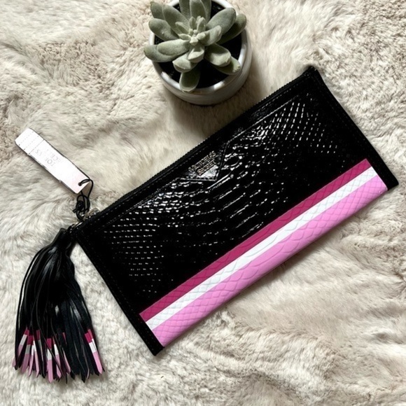 ⭐️⭐️Victoria's Secret Zippered  Croc Snakeskin Clutch - Picture 2 of 10